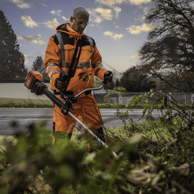 Homme utilisant une débroussailleuse électrique Kress