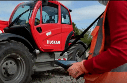 Engin LOXAM avec cabine rouge