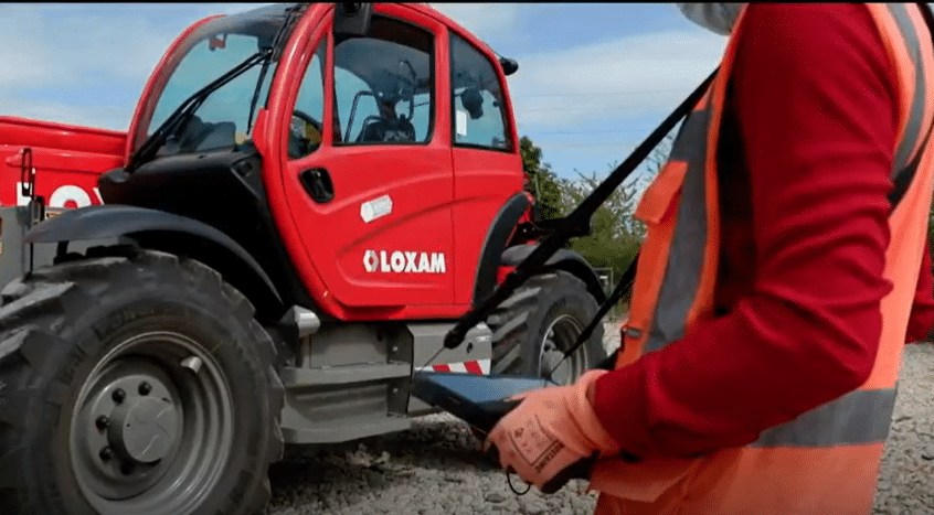 Engin LOXAM avec cabine rouge