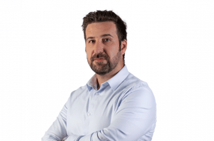 Portrait de Matthieu Girard, Directeur Général du Groupe IT Link, en chemise bleue,