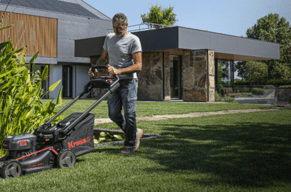 Homme avec tondeuse Kress autotractée 46 cm KG757E.9 de qualité professionnelle