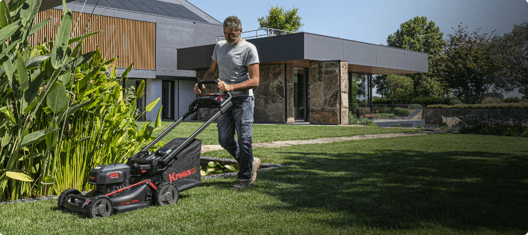 Homme avec tondeuse Kress autotractée 46 cm KG757E.9 de qualité professionnelle