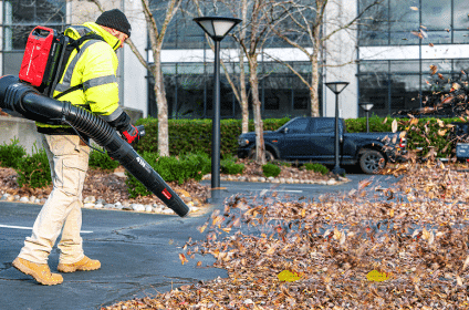 Déblaiement de feuilles devant des bureaux avec le souffleur KC501 .9, le souffleur Kress le plus puissant à ce jour en juin 2026