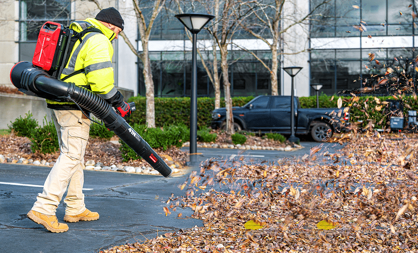 Déblaiement de feuilles devant des bureaux avec le souffleur KC501 .9, le souffleur Kress le plus puissant à ce jour en juin 2026