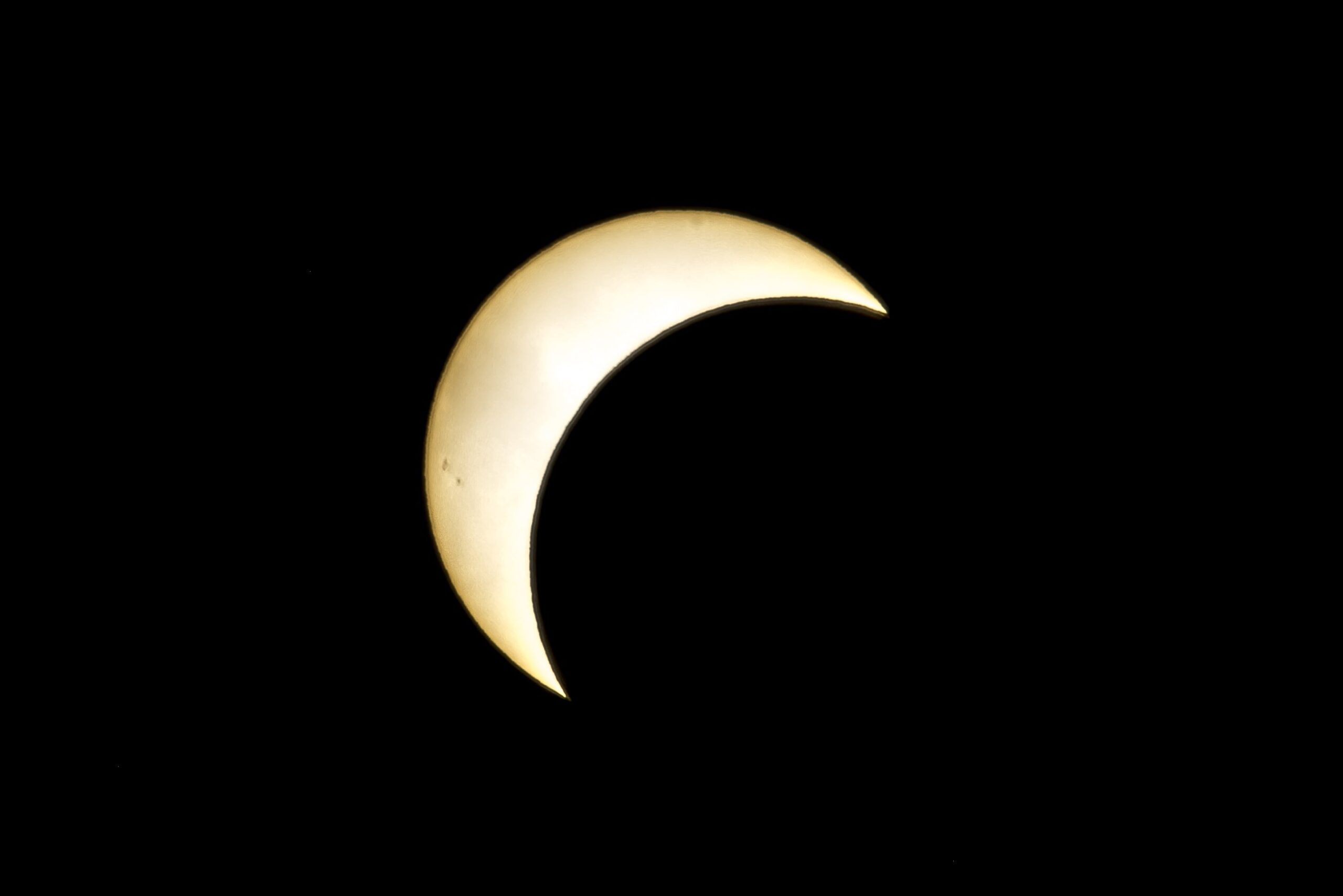 Une éclipse peut-elle perturber les réseaux mobiles ? Découvrez ses effets possibles sur les télécommunications, les signaux radio, les satellites et les infrastructures utilisées par les opérateurs.