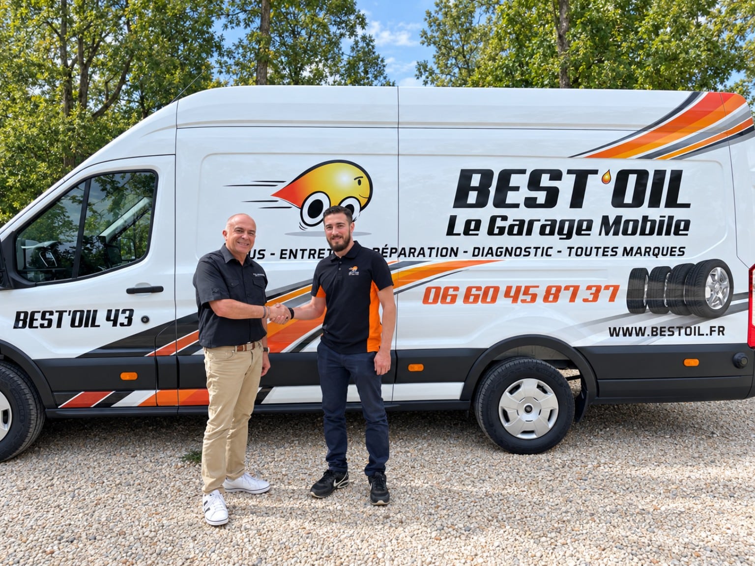 Jean-Marc Cassini, président de Best’Oil, et Jason Peroni devant le camion-atelier Best’Oil 43.