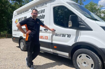 Hippolyte Magnin devant son camion-atelier Best’Oil 70