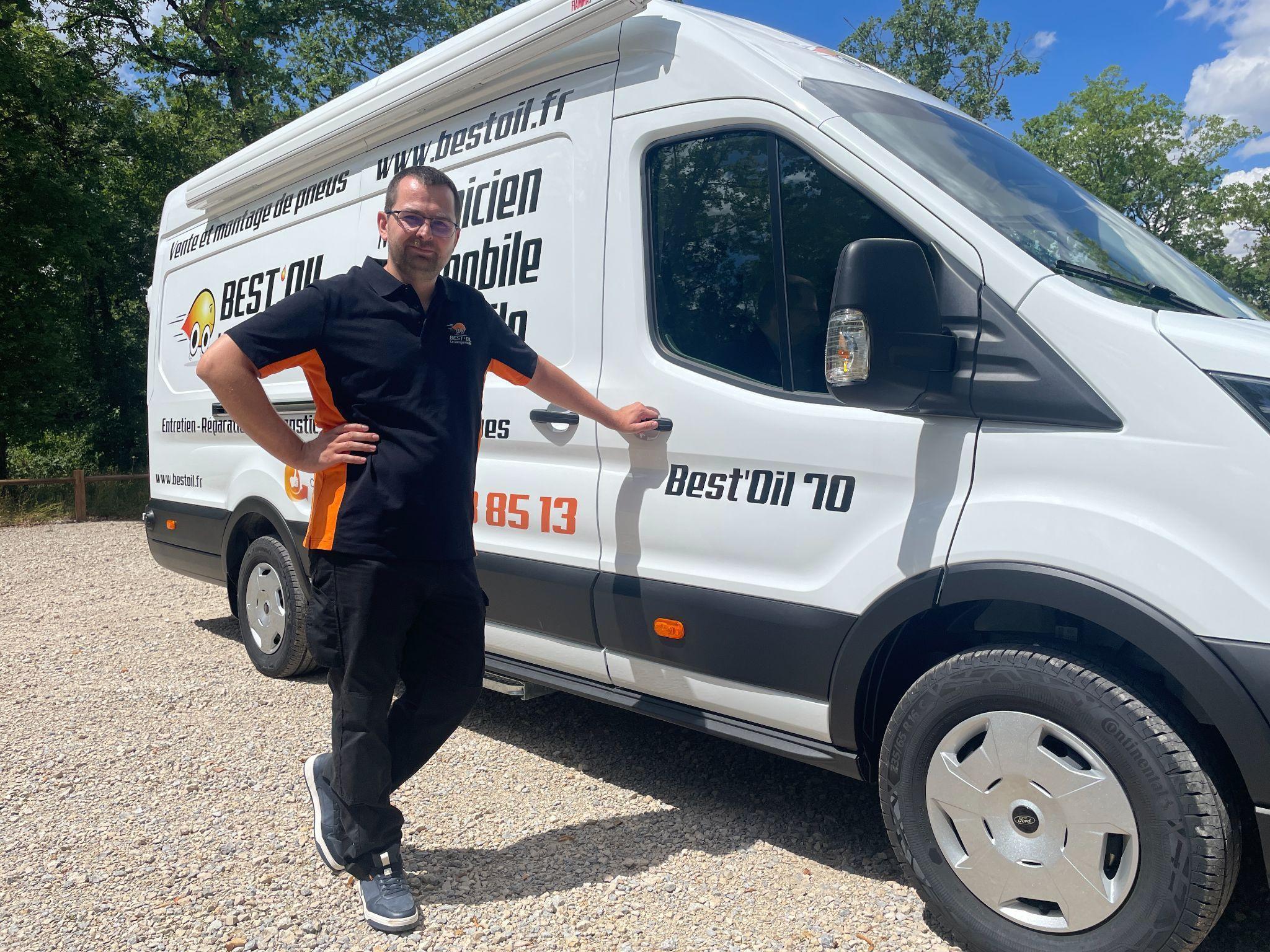 Hippolyte Magnin devant son camion-atelier Best’Oil 70